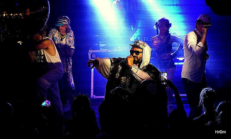 MFF Karlovy Vary se blíží do finále: Svými koncerty bavili Chinaski i Kapitán Demo