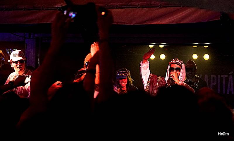 MFF Karlovy Vary se blíží do finále: Svými koncerty bavili Chinaski i Kapitán Demo