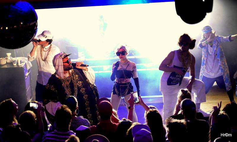 MFF Karlovy Vary se blíží do finále: Svými koncerty bavili Chinaski i Kapitán Demo