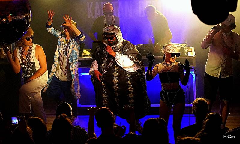 MFF Karlovy Vary se blíží do finále: Svými koncerty bavili Chinaski i Kapitán Demo