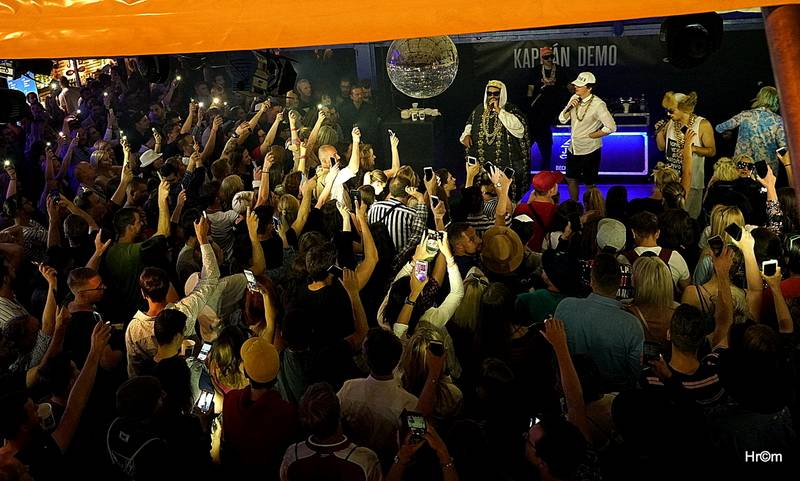 MFF Karlovy Vary se blíží do finále: Svými koncerty bavili Chinaski i Kapitán Demo