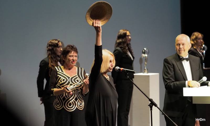 MFF Karlovy Vary ocenil film Otec i Patricii Clarkson, Jiří Bartoška děkoval městu za pohostinnost