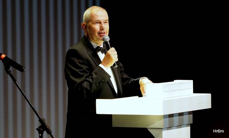 MFF Karlovy Vary ocenil film Otec i Patricii Clarkson, Jiří Bartoška děkoval městu za pohostinnost