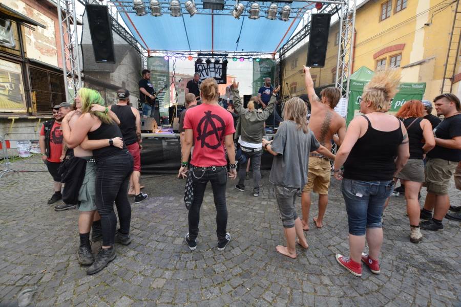 Punkrock for Ferdinand: V Benešově vystoupili Punk Floid, N.V.Ú, Muerti či pořádající RV-4