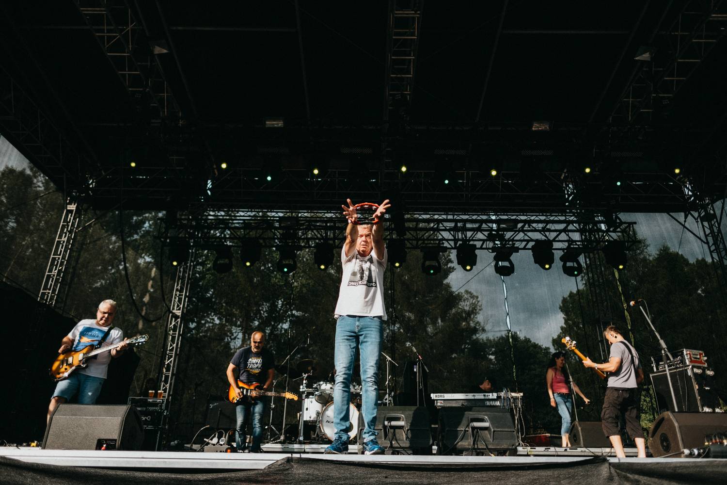 Prvnímu dni pardubického Létofestu se vyhnul déšť. Jiří Macháček nečekaně zpíval s Monkey Business