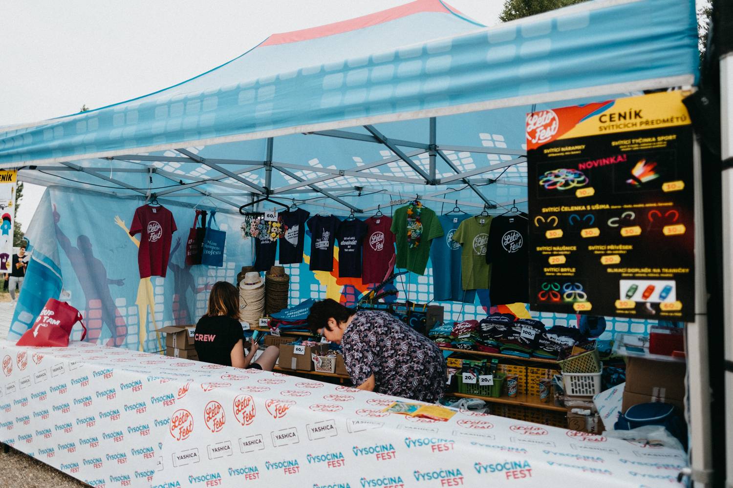 Prvnímu dni pardubického Létofestu se vyhnul déšť. Jiří Macháček nečekaně zpíval s Monkey Business