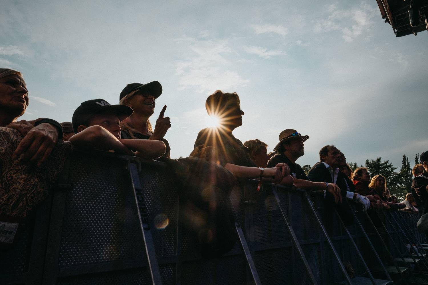 Prvnímu dni pardubického Létofestu se vyhnul déšť. Jiří Macháček nečekaně zpíval s Monkey Business