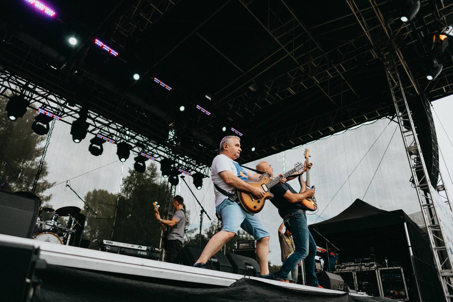 Prvnímu dni pardubického Létofestu se vyhnul déšť. Jiří Macháček nečekaně zpíval s Monkey Business