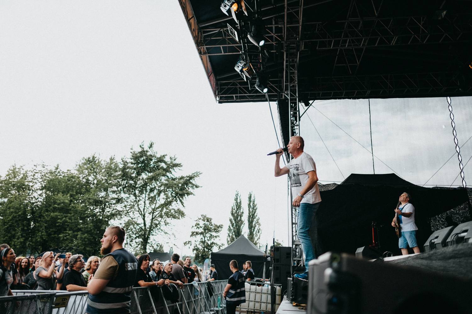 Prvnímu dni pardubického Létofestu se vyhnul déšť. Jiří Macháček nečekaně zpíval s Monkey Business