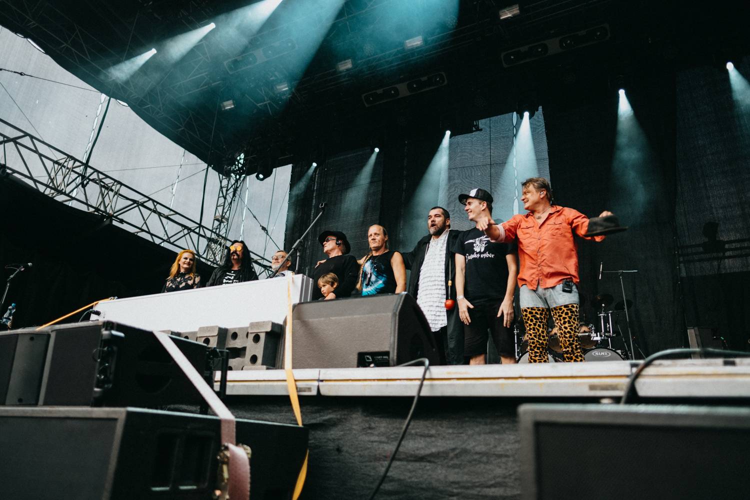 Prvnímu dni pardubického Létofestu se vyhnul déšť. Jiří Macháček nečekaně zpíval s Monkey Business