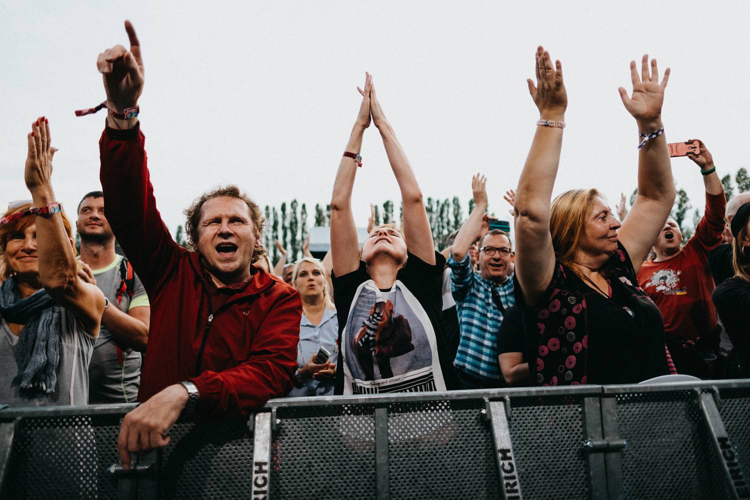 Prvnímu dni pardubického Létofestu se vyhnul déšť. Jiří Macháček nečekaně zpíval s Monkey Business