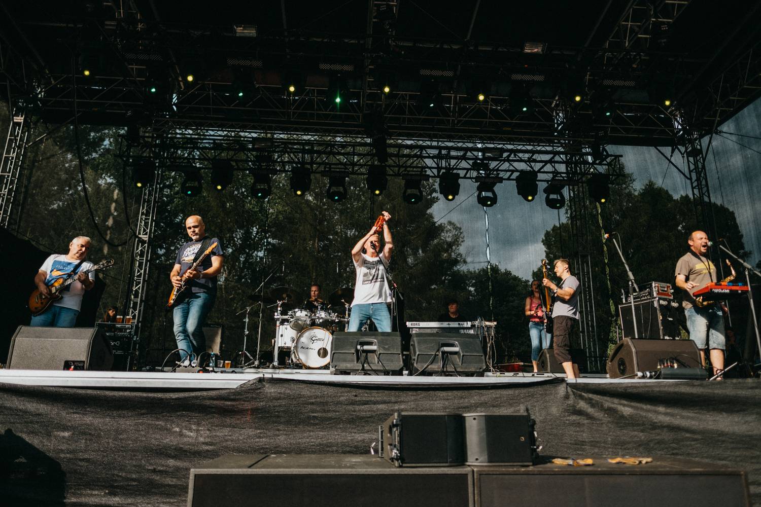 Prvnímu dni pardubického Létofestu se vyhnul déšť. Jiří Macháček nečekaně zpíval s Monkey Business