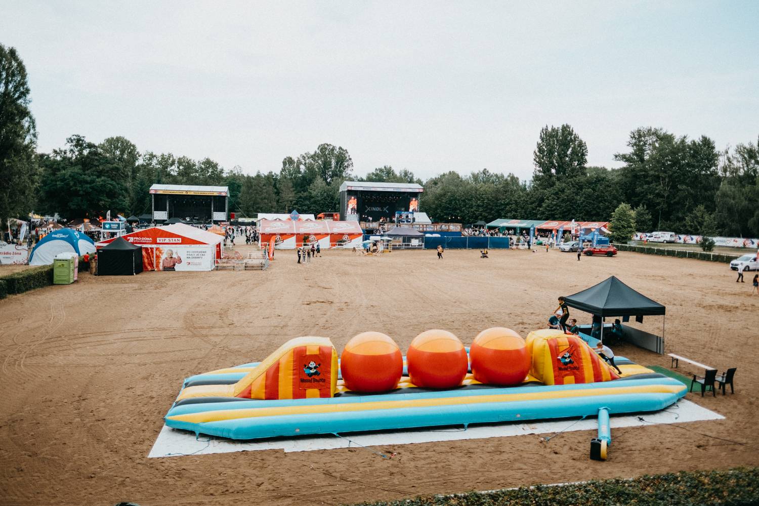 Prvnímu dni pardubického Létofestu se vyhnul déšť. Jiří Macháček nečekaně zpíval s Monkey Business