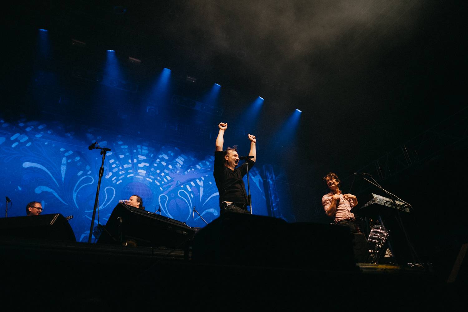 Prvnímu dni pardubického Létofestu se vyhnul déšť. Jiří Macháček nečekaně zpíval s Monkey Business