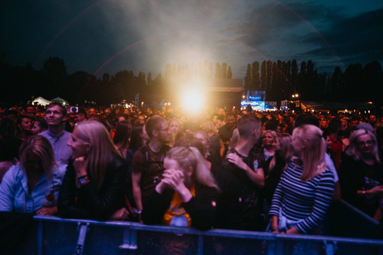 Prvnímu dni pardubického Létofestu se vyhnul déšť. Jiří Macháček nečekaně zpíval s Monkey Business