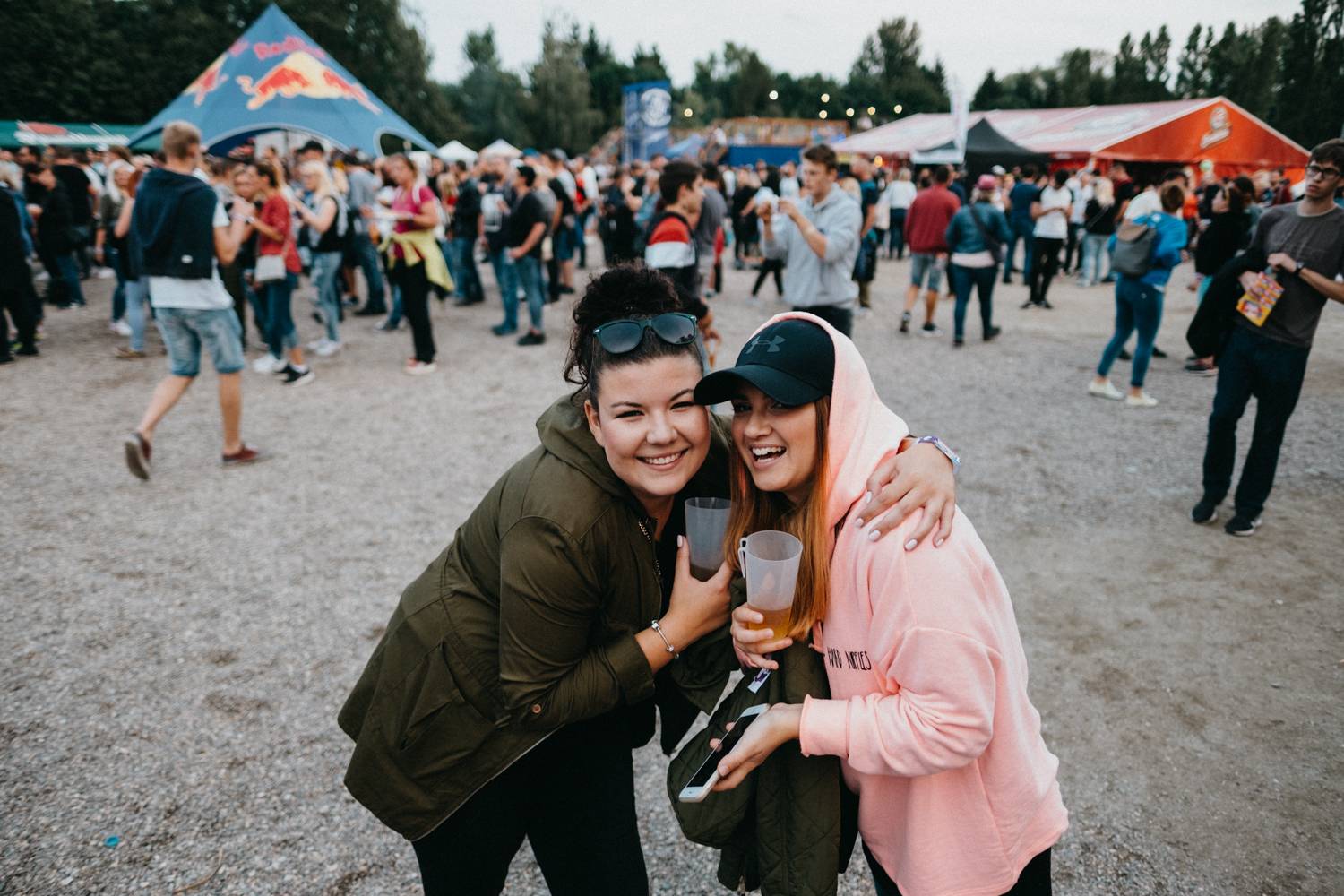 Prvnímu dni pardubického Létofestu se vyhnul déšť. Jiří Macháček nečekaně zpíval s Monkey Business