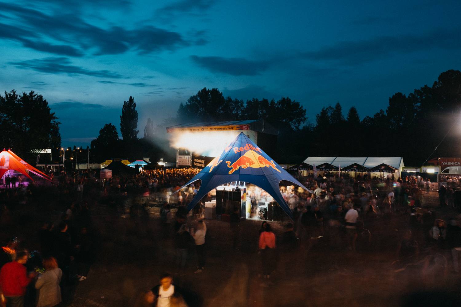 Prvnímu dni pardubického Létofestu se vyhnul déšť. Jiří Macháček nečekaně zpíval s Monkey Business