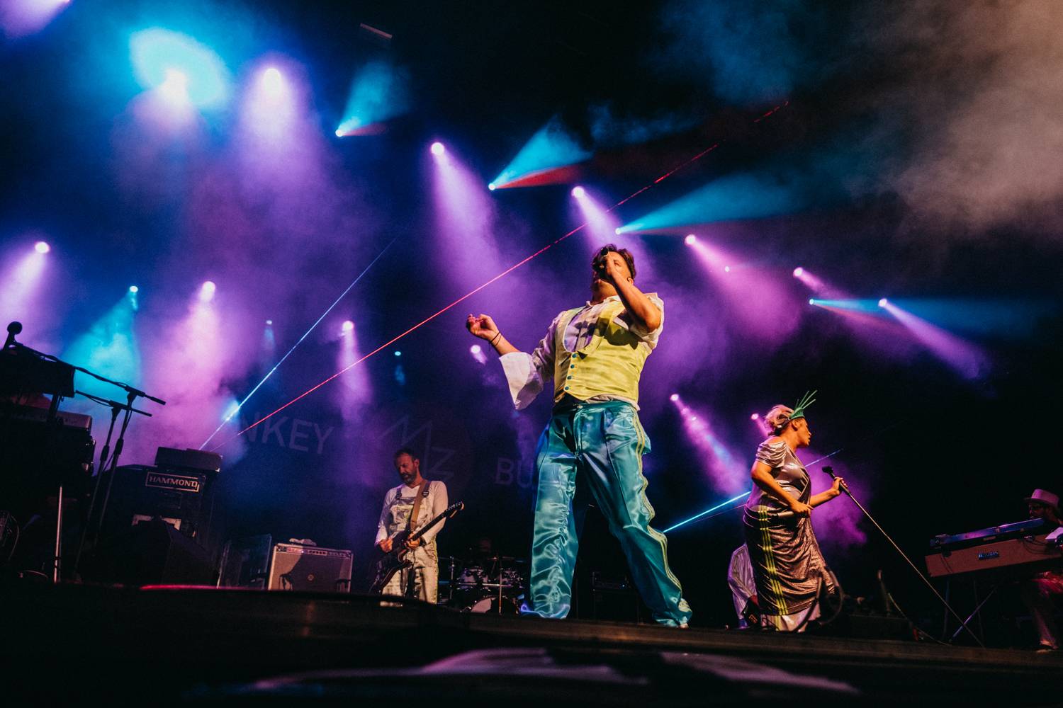 Prvnímu dni pardubického Létofestu se vyhnul déšť. Jiří Macháček nečekaně zpíval s Monkey Business