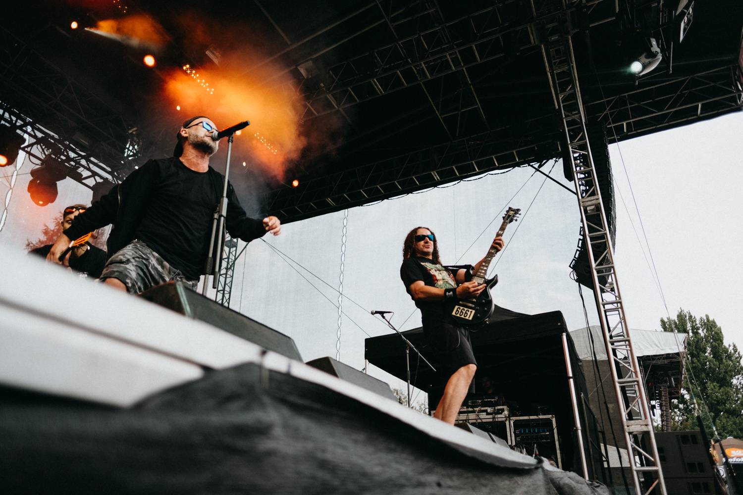 Prvnímu dni pardubického Létofestu se vyhnul déšť. Jiří Macháček nečekaně zpíval s Monkey Business