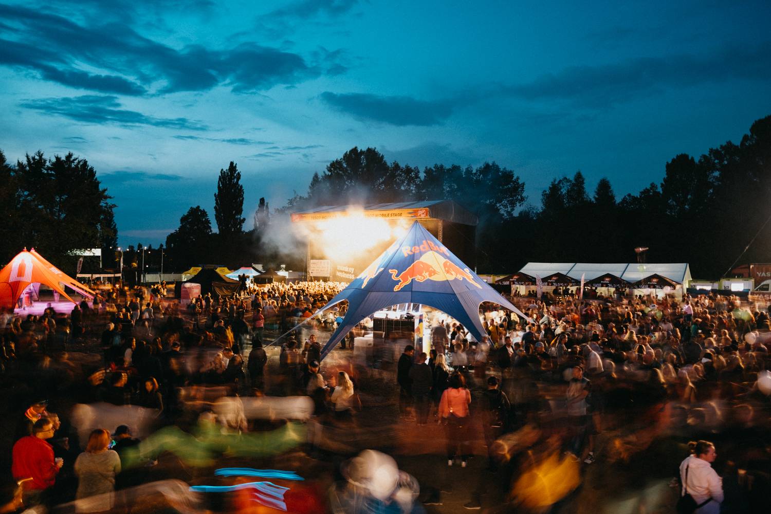 Prvnímu dni pardubického Létofestu se vyhnul déšť. Jiří Macháček nečekaně zpíval s Monkey Business