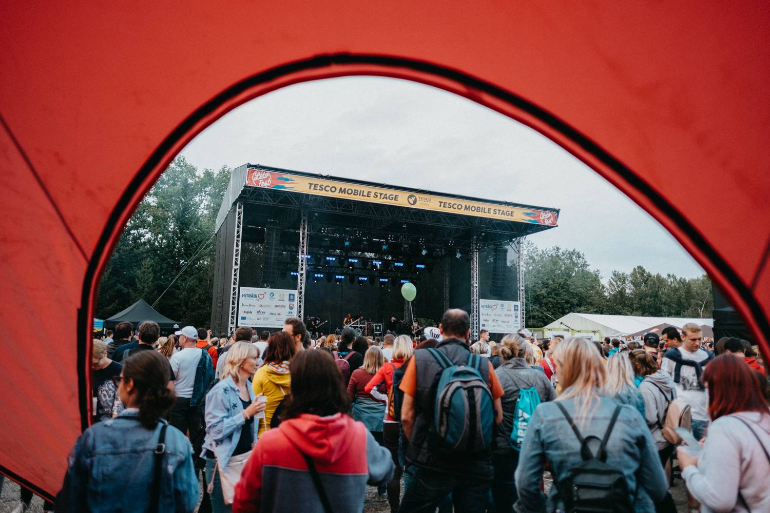 Prvnímu dni pardubického Létofestu se vyhnul déšť. Jiří Macháček nečekaně zpíval s Monkey Business