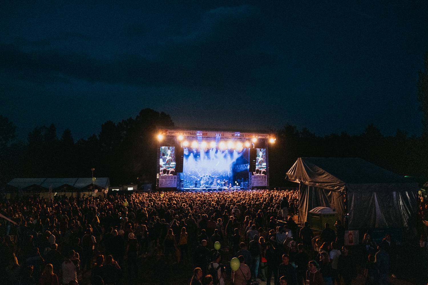 Prvnímu dni pardubického Létofestu se vyhnul déšť. Jiří Macháček nečekaně zpíval s Monkey Business