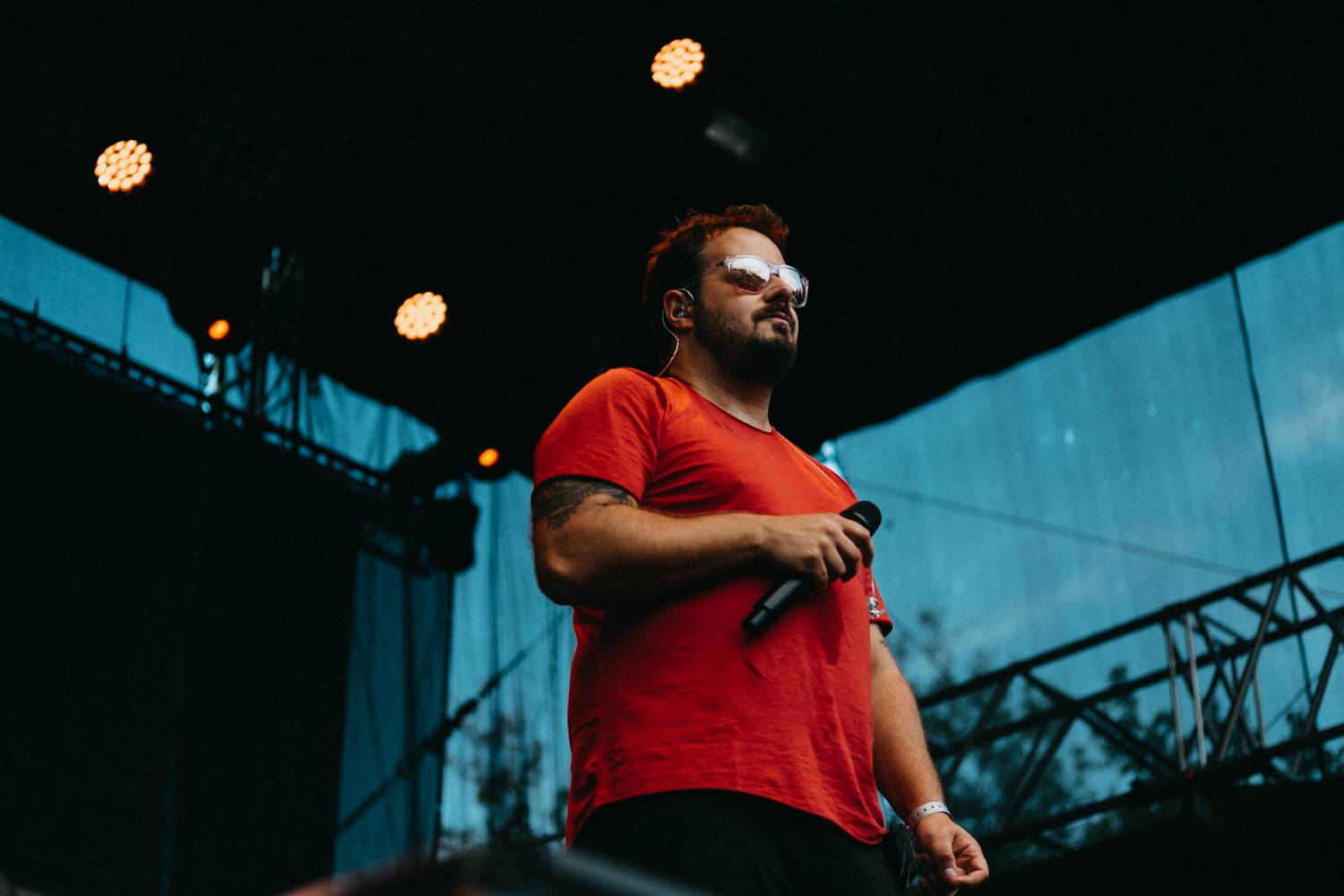 Prvnímu dni pardubického Létofestu se vyhnul déšť. Jiří Macháček nečekaně zpíval s Monkey Business