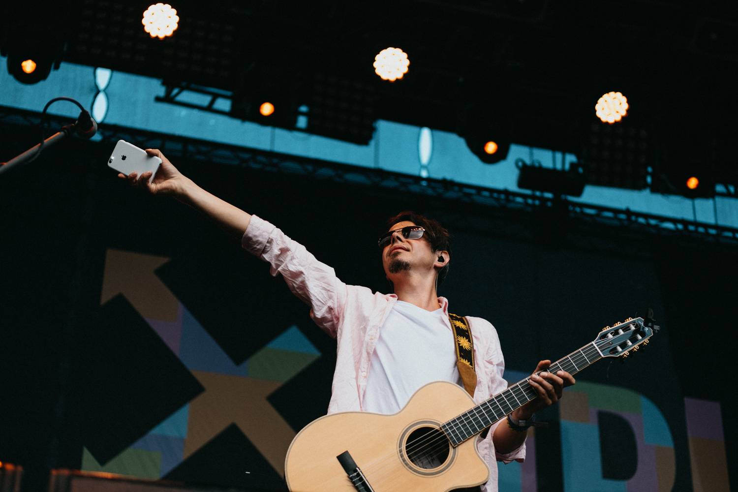 Prvnímu dni pardubického Létofestu se vyhnul déšť. Jiří Macháček nečekaně zpíval s Monkey Business