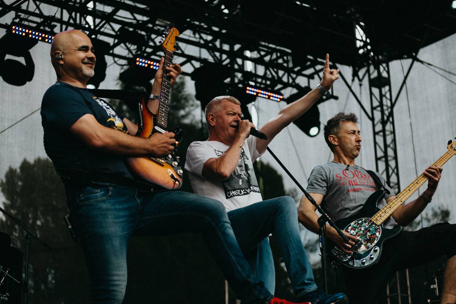 Prvnímu dni pardubického Létofestu se vyhnul déšť. Jiří Macháček nečekaně zpíval s Monkey Business