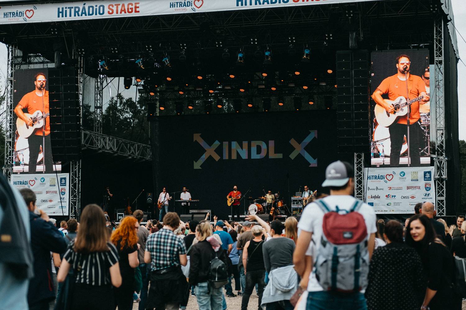 Prvnímu dni pardubického Létofestu se vyhnul déšť. Jiří Macháček nečekaně zpíval s Monkey Business