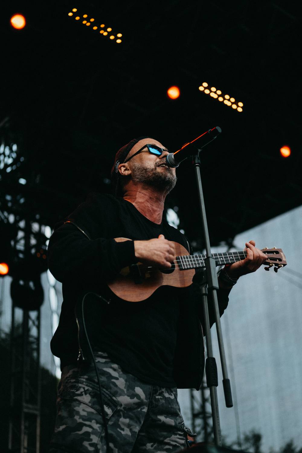 Prvnímu dni pardubického Létofestu se vyhnul déšť. Jiří Macháček nečekaně zpíval s Monkey Business