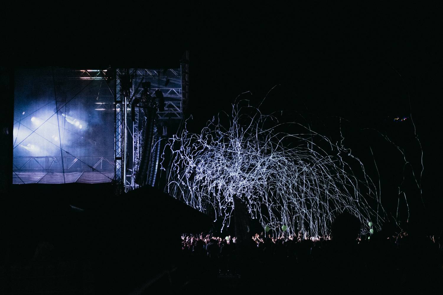 Prvnímu dni pardubického Létofestu se vyhnul déšť. Jiří Macháček nečekaně zpíval s Monkey Business