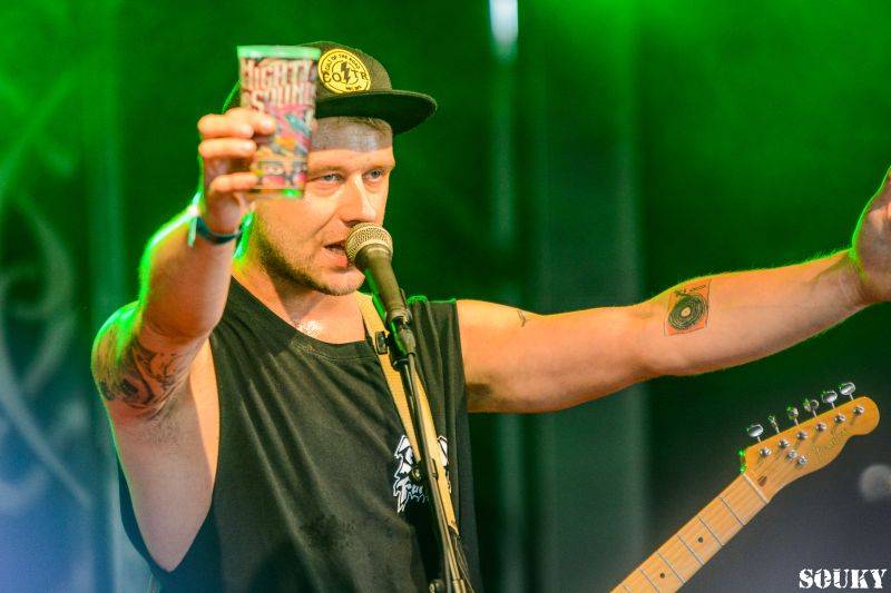 První deštivý den vystoupili v Táboře na Mighty Sounds H20, Long Tall Texans nebo Prague Conspiracy