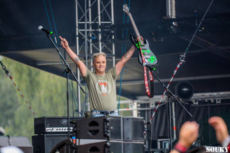 První deštivý den vystoupili v Táboře na Mighty Sounds H20, Long Tall Texans nebo Prague Conspiracy