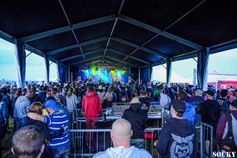 První deštivý den vystoupili v Táboře na Mighty Sounds H20, Long Tall Texans nebo Prague Conspiracy