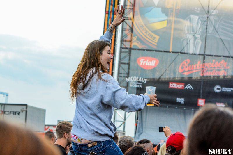 První deštivý den vystoupili v Táboře na Mighty Sounds H20, Long Tall Texans nebo Prague Conspiracy