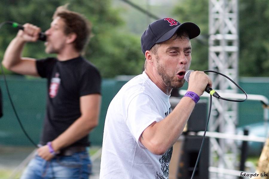 Barvy léta v Poděbradech: Za aprílového počasí vystoupili Tři sestry, Kapitán Demo i Rybičky 48