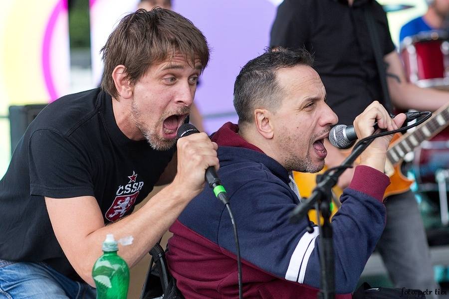 Barvy léta v Poděbradech: Za aprílového počasí vystoupili Tři sestry, Kapitán Demo i Rybičky 48