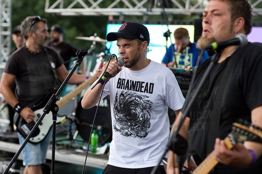 Barvy léta v Poděbradech: Za aprílového počasí vystoupili Tři sestry, Kapitán Demo i Rybičky 48