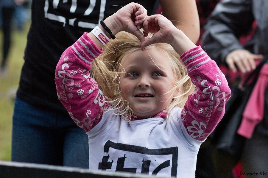 Barvy léta v Poděbradech: Za aprílového počasí vystoupili Tři sestry, Kapitán Demo i Rybičky 48