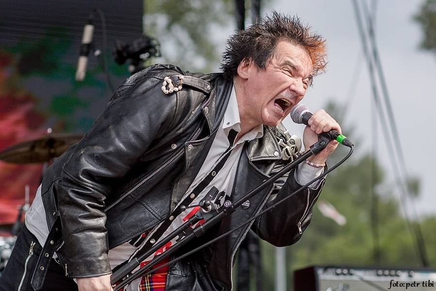 Barvy léta v Poděbradech: Za aprílového počasí vystoupili Tři sestry, Kapitán Demo i Rybičky 48