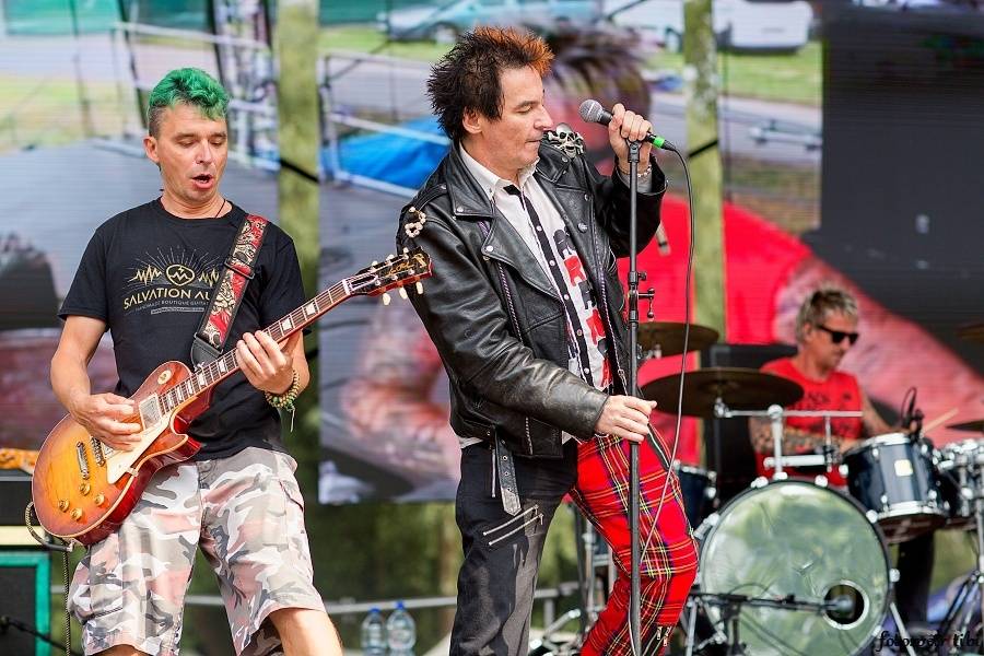 Barvy léta v Poděbradech: Za aprílového počasí vystoupili Tři sestry, Kapitán Demo i Rybičky 48