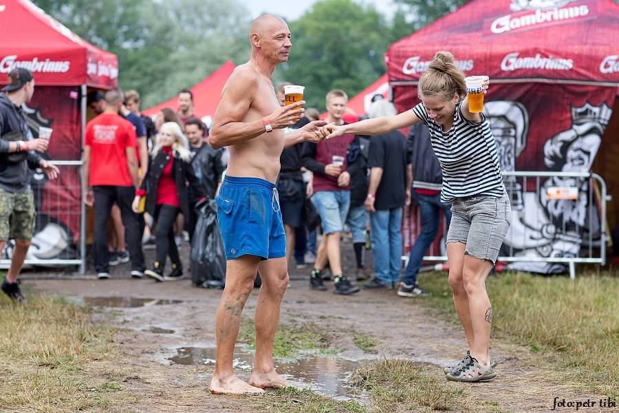 Barvy léta v Poděbradech: Za aprílového počasí vystoupili Tři sestry, Kapitán Demo i Rybičky 48