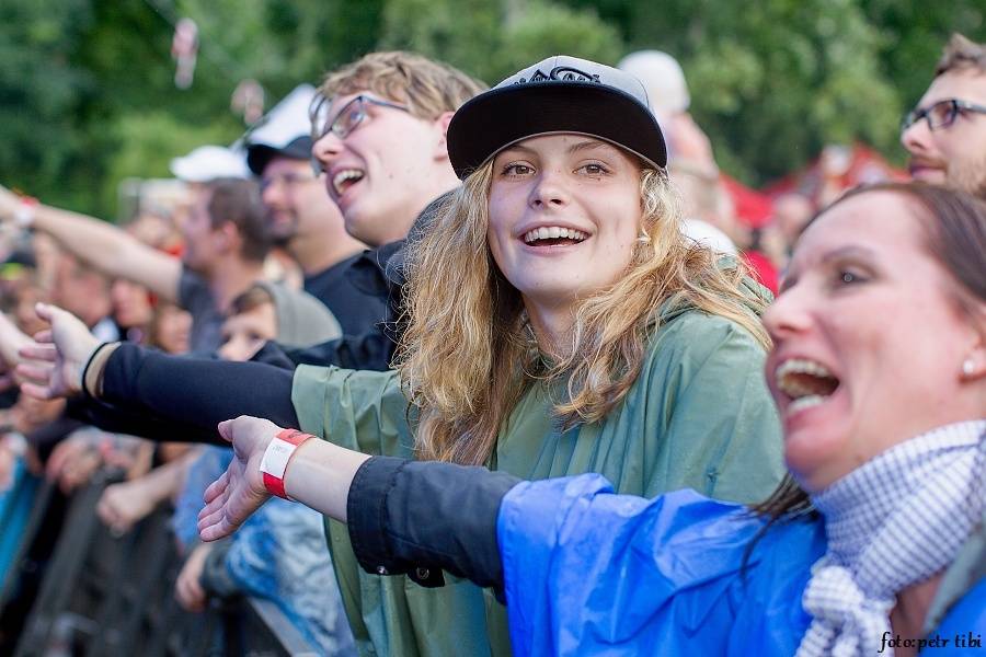 Barvy léta v Poděbradech: Za aprílového počasí vystoupili Tři sestry, Kapitán Demo i Rybičky 48
