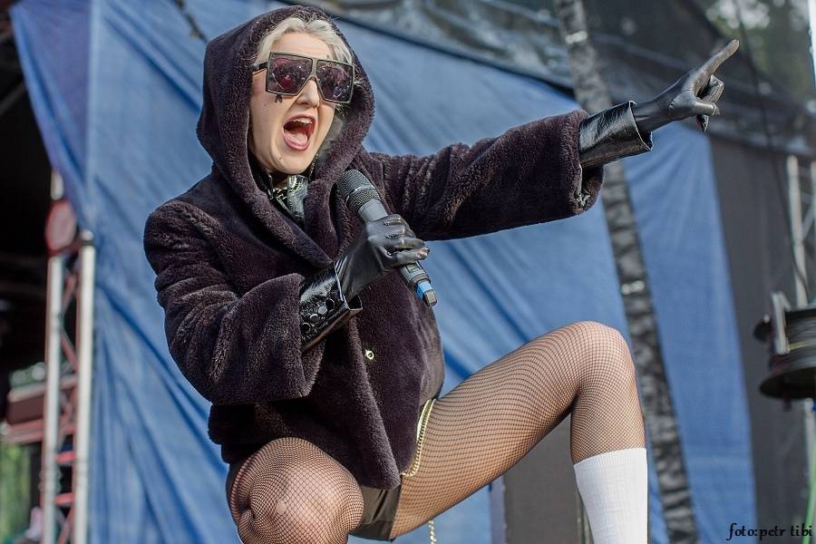 Barvy léta v Poděbradech: Za aprílového počasí vystoupili Tři sestry, Kapitán Demo i Rybičky 48