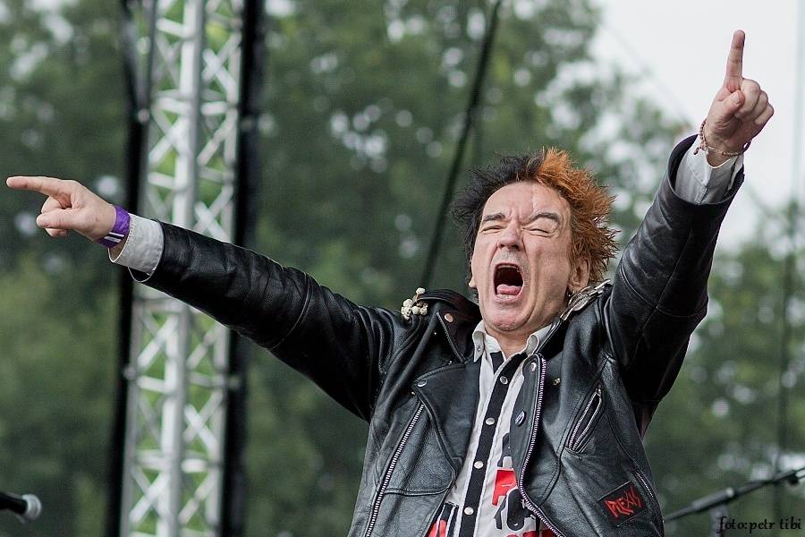 Barvy léta v Poděbradech: Za aprílového počasí vystoupili Tři sestry, Kapitán Demo i Rybičky 48