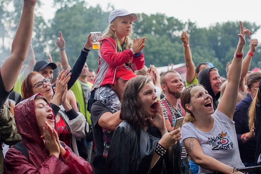 Barvy léta v Poděbradech: Za aprílového počasí vystoupili Tři sestry, Kapitán Demo i Rybičky 48