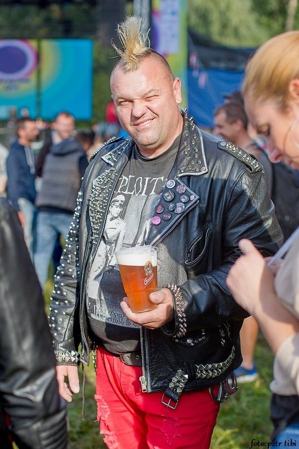 Barvy léta v Poděbradech: Za aprílového počasí vystoupili Tři sestry, Kapitán Demo i Rybičky 48