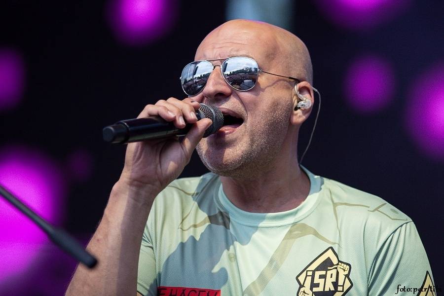 Barvy léta v Poděbradech: Za aprílového počasí vystoupili Tři sestry, Kapitán Demo i Rybičky 48