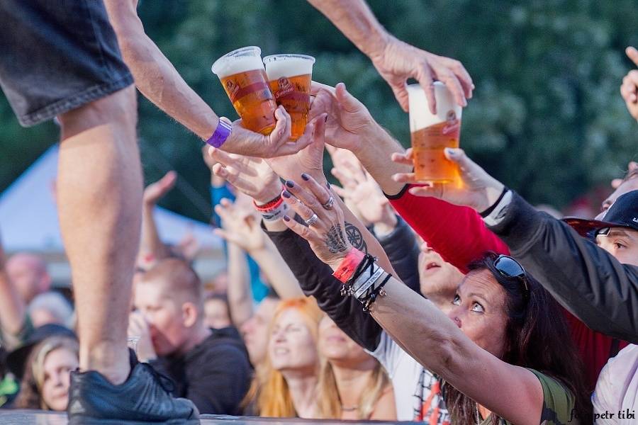 Barvy léta v Poděbradech: Za aprílového počasí vystoupili Tři sestry, Kapitán Demo i Rybičky 48